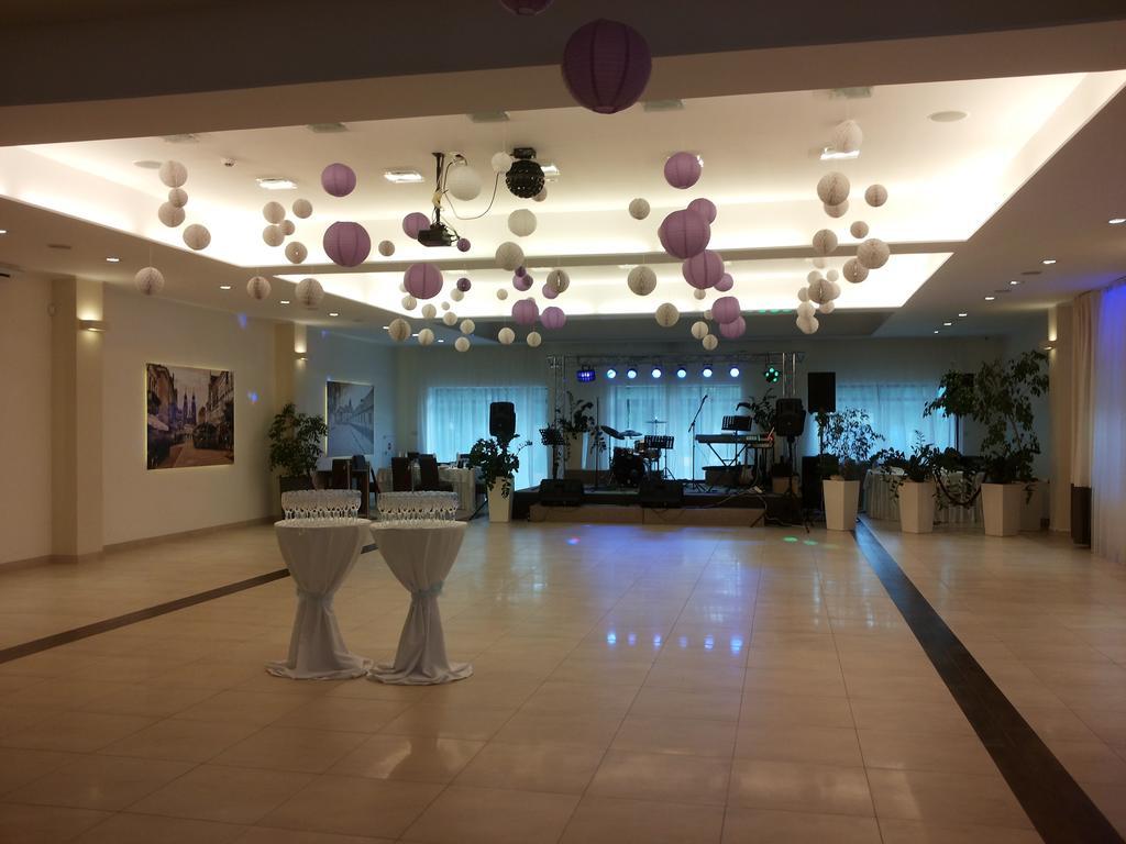 Hotel Feniks Gniezno Exterior foto